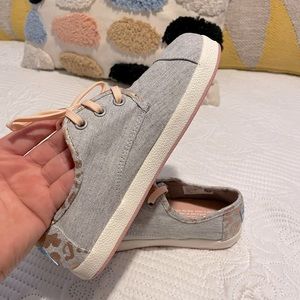 NWT TOMS youth 2.5.